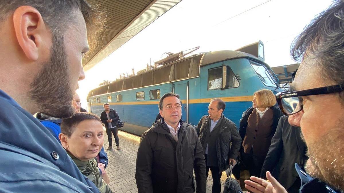 El ministro de Exteriores, José Manuel Albares, a su llegada a Kiev.