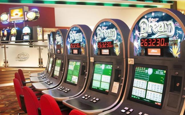 Un salón de juegos. Un salón de juegos.