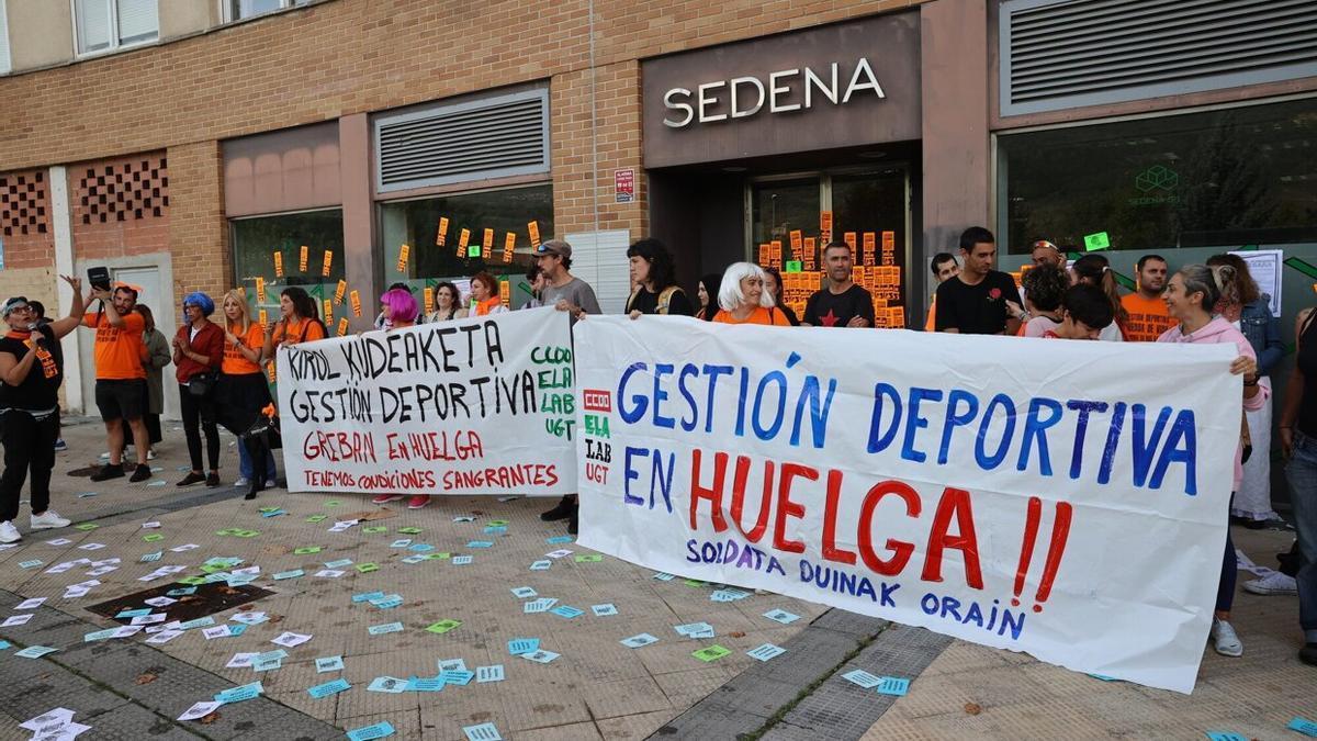 Protesta en la sede de Sedena, en Pamplona.