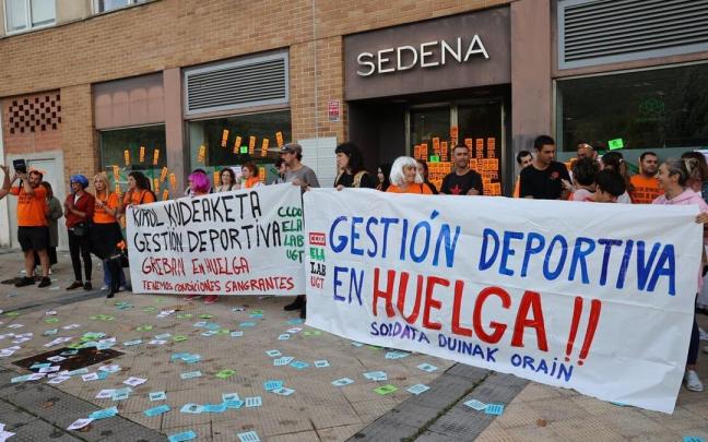 Protesta en la sede de Sedena, en Pamplona.