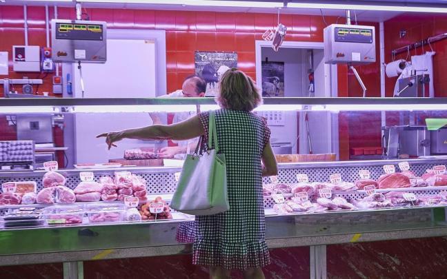 Una clienta de una carnicería.