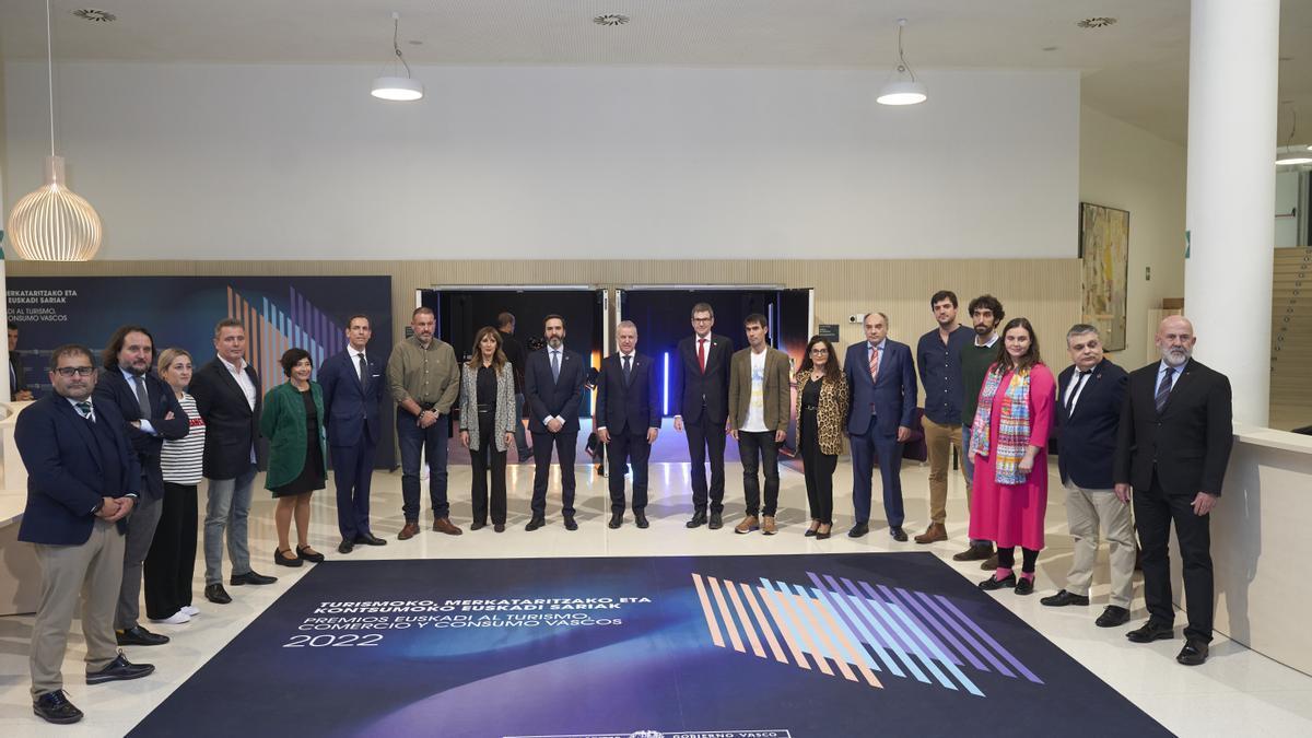 Foto de los premios con los representantes institucionales