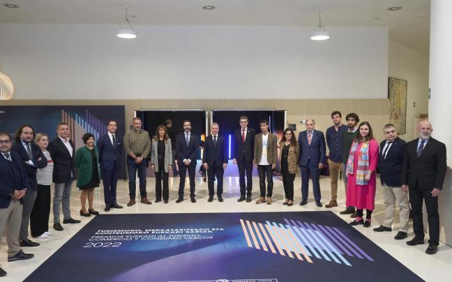Foto de los premios con los representantes institucionales