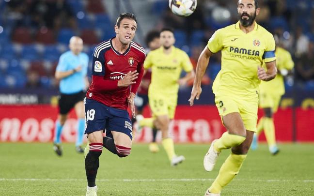 Kike García y Raúl Albiol persiguen el balón.