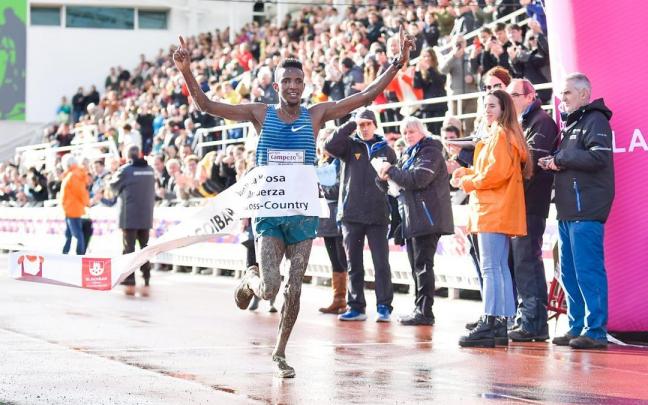 Selemon Barega cruza la meta de Mintxeta.