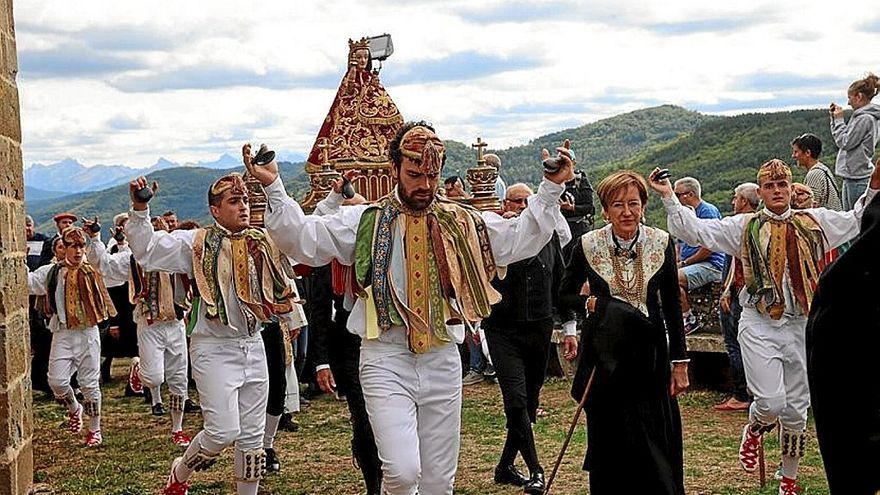 La procesión con la Virgen, Mayordomo, familia y feligreses da la vuelta.