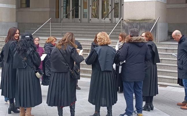 Letrados ante la sede del TSJPV de Bilbao
