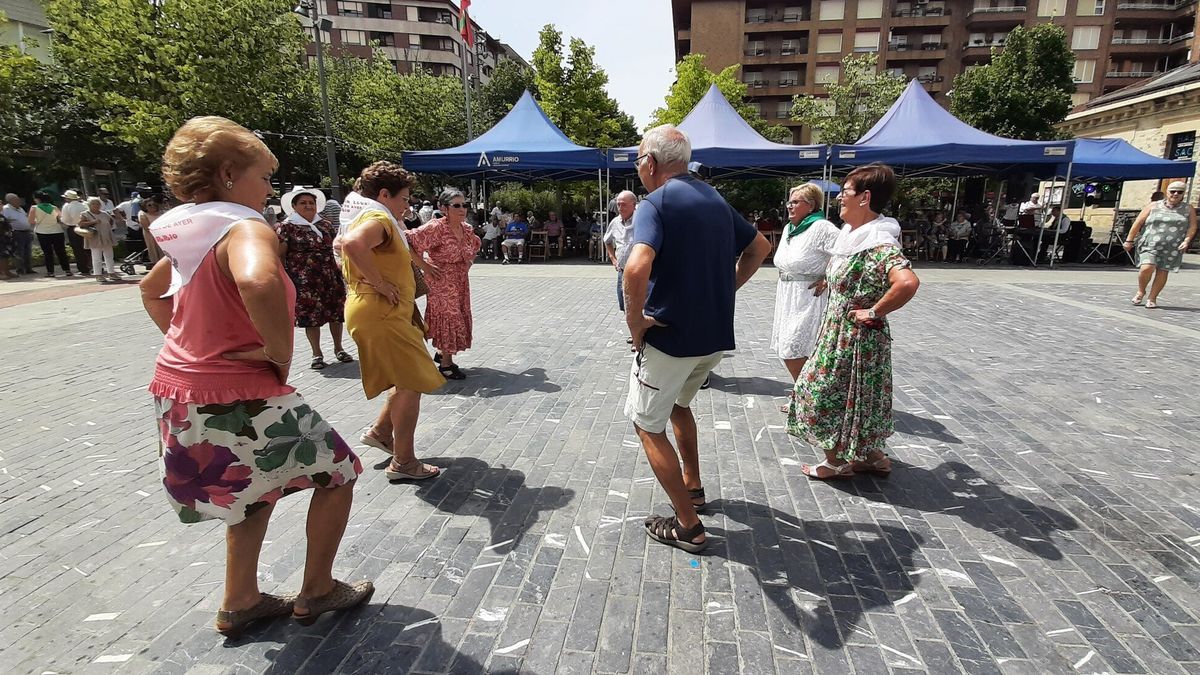 El aperitivo de la plaza estuvo acompañado de los vals, pasodobles y cadenetas que trajo Ganeko.