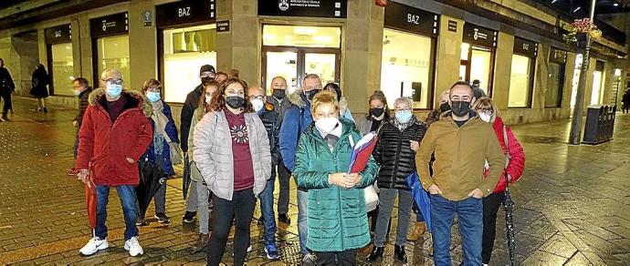 Vecinos y vecinas de Arrasate que ayer tomaron parte en la entrega de las firmas recogidas en el BAZ.