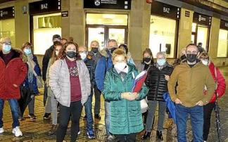 Vecinos y vecinas de Arrasate que ayer tomaron parte en la entrega de las firmas recogidas en el BAZ.