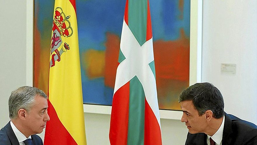 El lehendakari, Iñigo Urkullu, con el presidente del Gobierno español, Pedro Sánchez, en una reunión de 2018. | FOTO: EFE