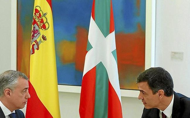 El lehendakari, Iñigo Urkullu, con el presidente del Gobierno español, Pedro Sánchez, en una reunión de 2018. | FOTO: EFE El lehendakari, Iñigo Urkullu, con el presidente del Gobierno español, Pedro Sánchez, en una reunión de 2018. | FOTO: EFE