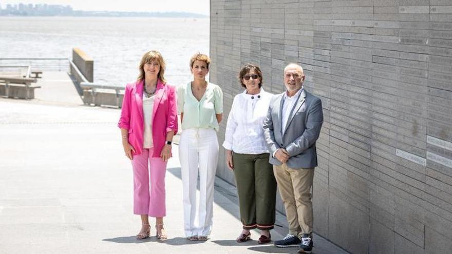 Ana Ollo, Mar&iacute;a Chivite, Nora Hochbaum y Juan Cruz Cigudosa, en en muro del Parque de la Memoria.