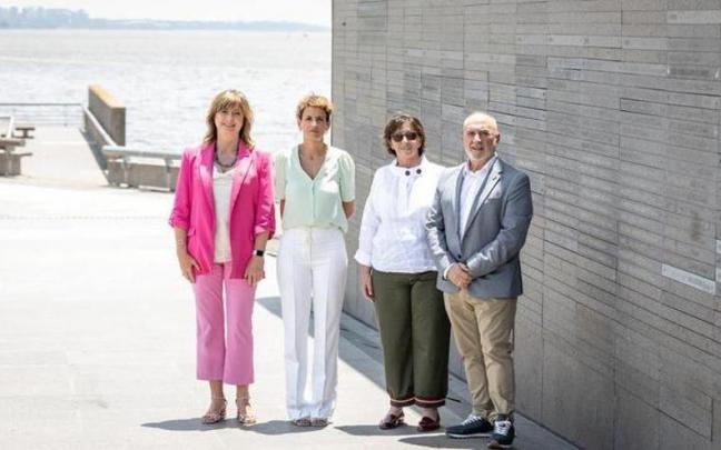 Ana Ollo, Mar&iacute;a Chivite, Nora Hochbaum y Juan Cruz Cigudosa, en en muro del Parque de la Memoria.