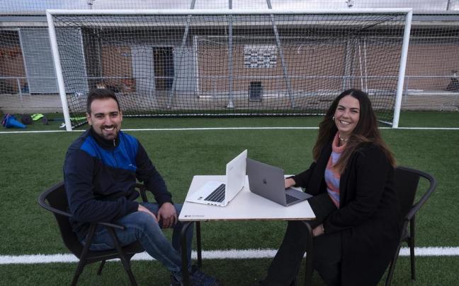 Carlos Lara (Burladés) y Leire Andueza (Ardoi) la semana pasada en el campo de El Pinar.