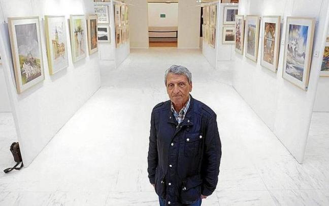 El artista vitoriano Andr&eacute;s Mateo junto a algunas de las obras expuestas.