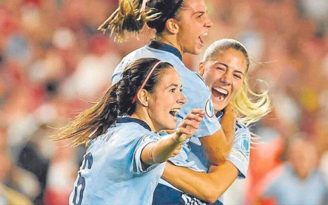 Las jugadoras de la selecci&oacute;n espa&ntilde;ola celebran su victoria.