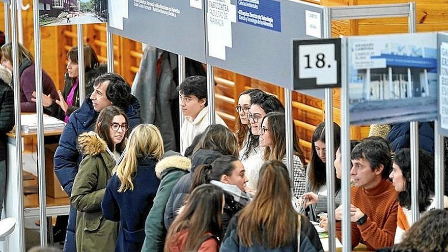 Aurten, Euskal Herriko Unibertsitateak antolatutako azoka arrakastatsua izan da: 11.500 lagun baino gehiago bertaratu dira. | UTZITA