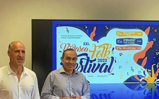 Los ediles Silanes y P&aacute;ez en la presentaci&oacute;n del Bidasoa Folk. | FOTO: N.G.