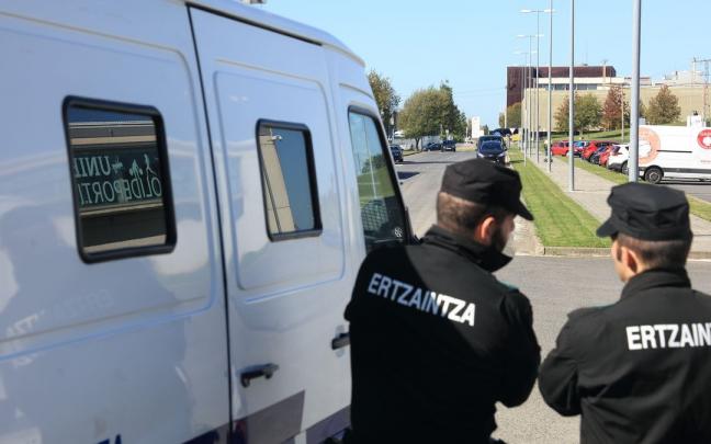 Dos ertzainas, en un dispositivo Dos ertzainas, en un dispositivo