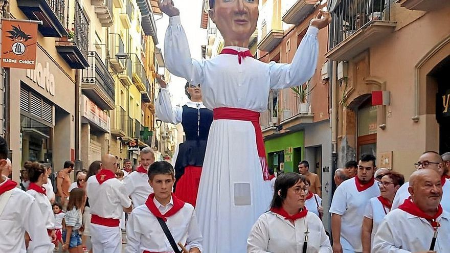 Las dos nuevas figuras de Andrés y Mª Puy bailan bajando por la calle Mayor.