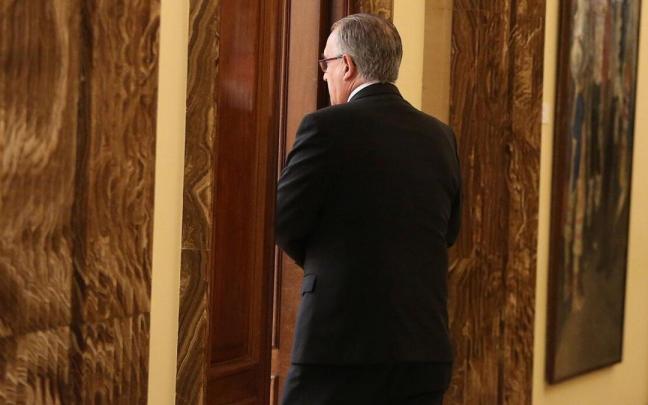 El alcalde Maya se dirige hacia su despacho tras una comparencia pública en el pasillo. El alcalde Maya se dirige hacia su despacho tras una comparencia pública en el pasillo.