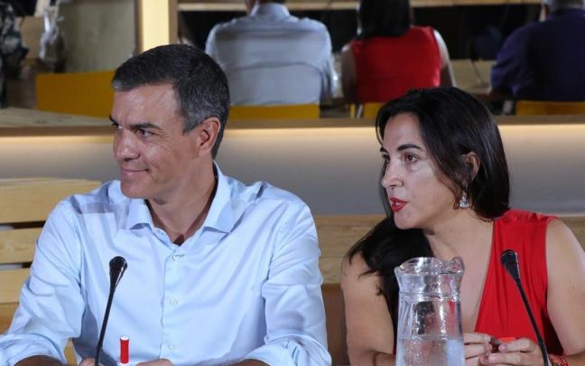 Mónica Silvana, junto a Pedro Sánchez en una imagen de archivo. Mónica Silvana, junto a Pedro Sánchez en una imagen de archivo.