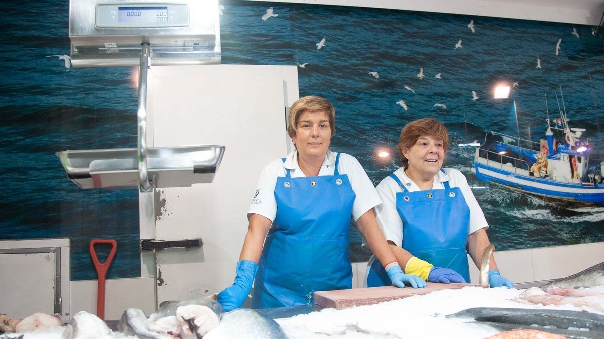 Lourdes y Olga, de la pescadería en el mercado Gasteiz.