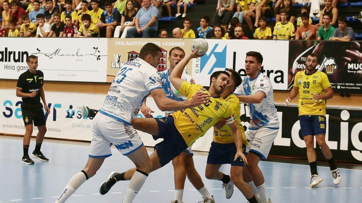 Azkue, en una acción del partido de esta temporada disputado en Artaleku entre el Bidasoa contra el Cangas