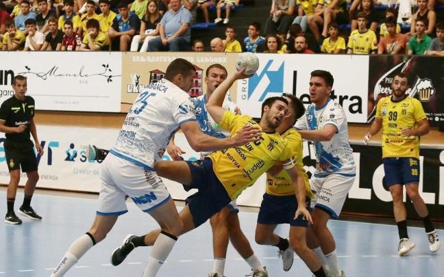 Azkue, en una acción del partido de esta temporada disputado en Artaleku entre el Bidasoa contra el Cangas