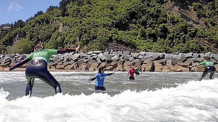 Varias mujeres disfrutan en un cursillo de surf. | FOTO: N.G.