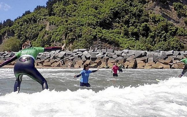 Varias mujeres disfrutan en un cursillo de surf. | FOTO: N.G. Varias mujeres disfrutan en un cursillo de surf. | FOTO: N.G.