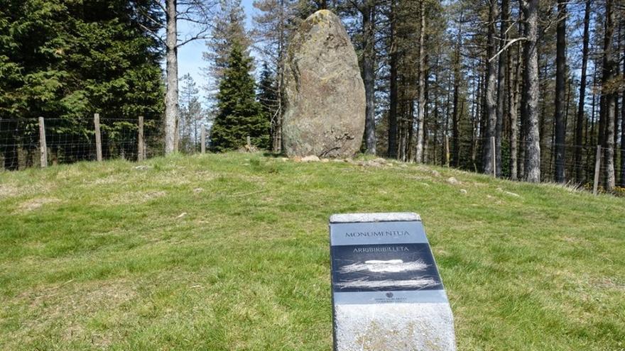 El menhir de Arribirilleta es uno de los hitos de este recorrido por el cordal entre Karakate e Iturriberri.