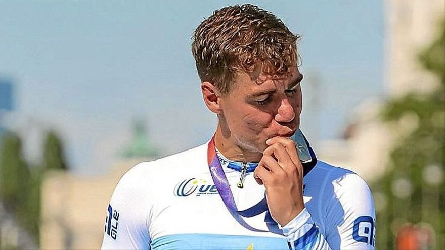 Jakobsen besa la medalla de oro en el podio.