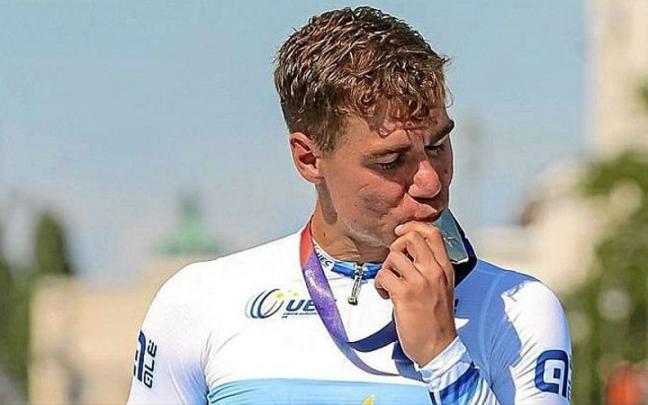 Jakobsen besa la medalla de oro en el podio.