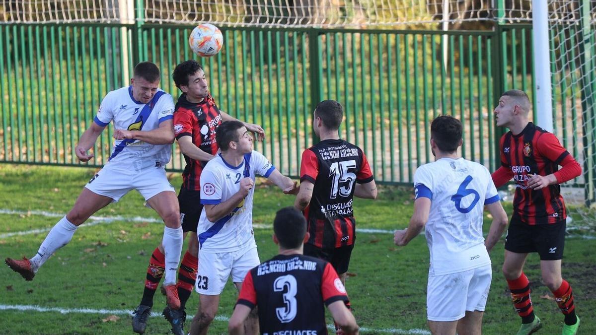 Lance del partido de Tercera RFEF, Avance-Cantolagua.