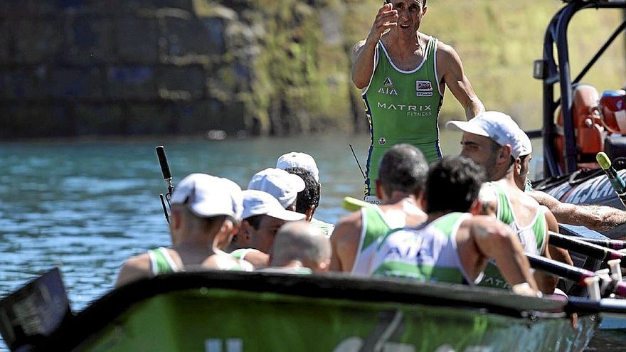Ioseba Amunarriz hace un gesto a sus remeros al término de la regata.