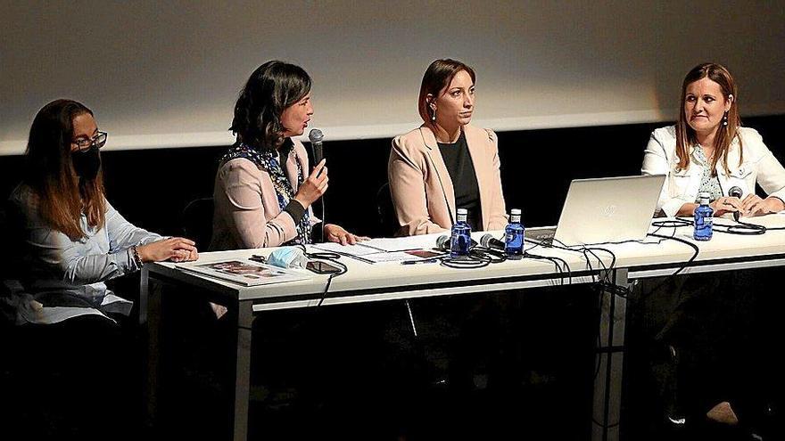 Jaione Ustárroz, madre de Íñigo; Sonsoles Echavarren, moderadora; Ana Hernández, madre de Eloy; y Ruth Correia, madre de Leo; en las I Jornadas de Cardiopatía.