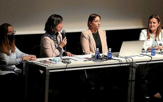 Jaione Ust&aacute;rroz, madre de &Iacute;&ntilde;igo; Sonsoles Echavarren, moderadora; Ana Hern&aacute;ndez, madre de Eloy; y Ruth Correia, madre de Leo; en las I Jornadas de Cardiopat&iacute;a.