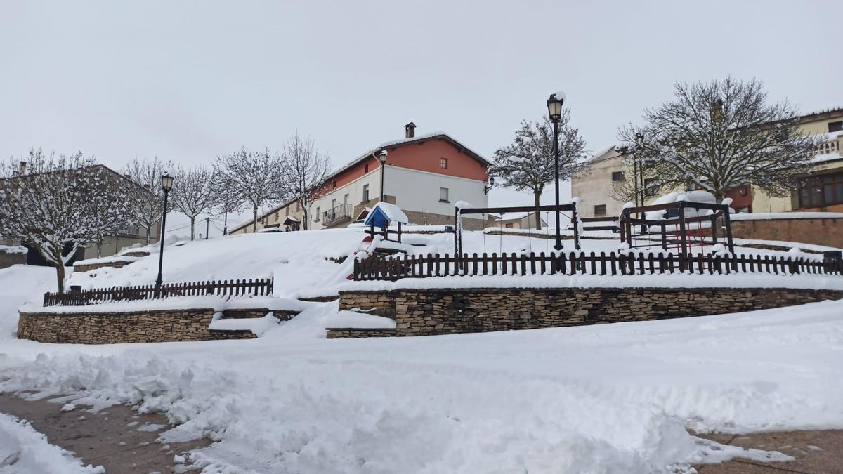 Zona del parque infantil de Lezáun, cubierto de nieve este fin de semana.