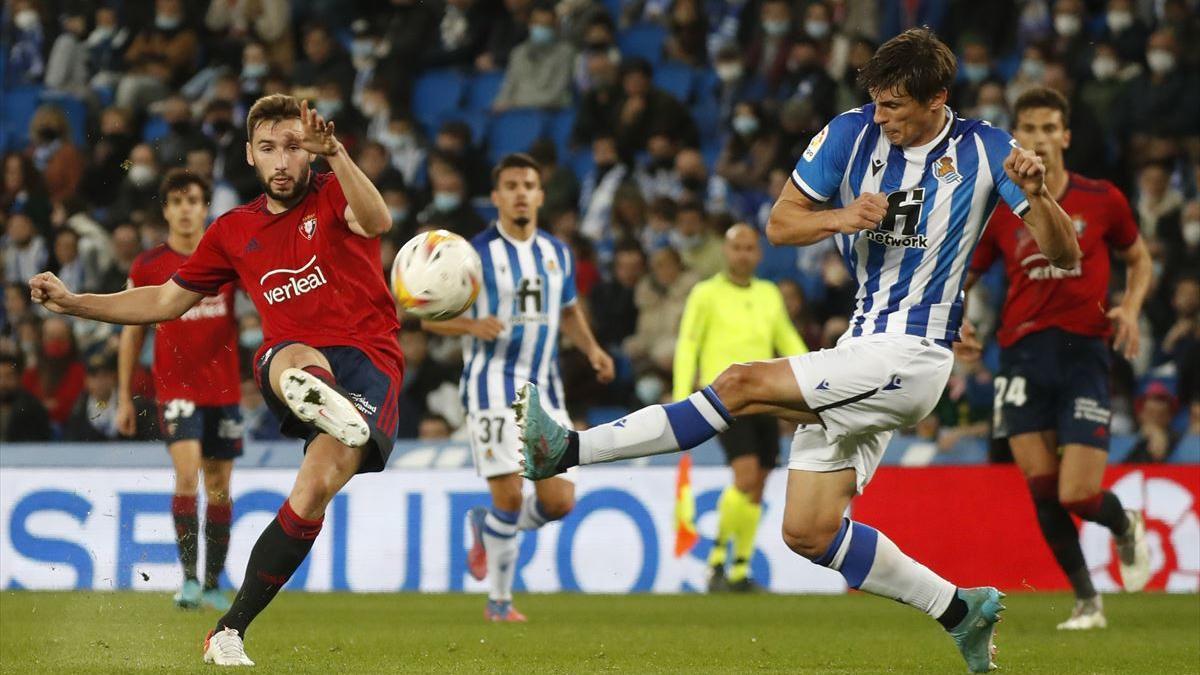 Le Normand trata de bloquear un disparo de Moncayola en el duelo ante Osasuna en Anoeta de la pasada campaña.