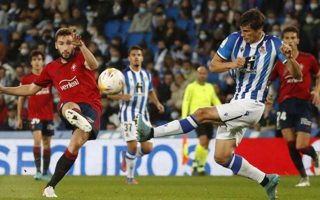 Le Normand trata de bloquear un disparo de Moncayola en el duelo ante Osasuna en Anoeta de la pasada campaña. Le Normand trata de bloquear un disparo de Moncayola en el duelo ante Osasuna en Anoeta de la pasada campaña.