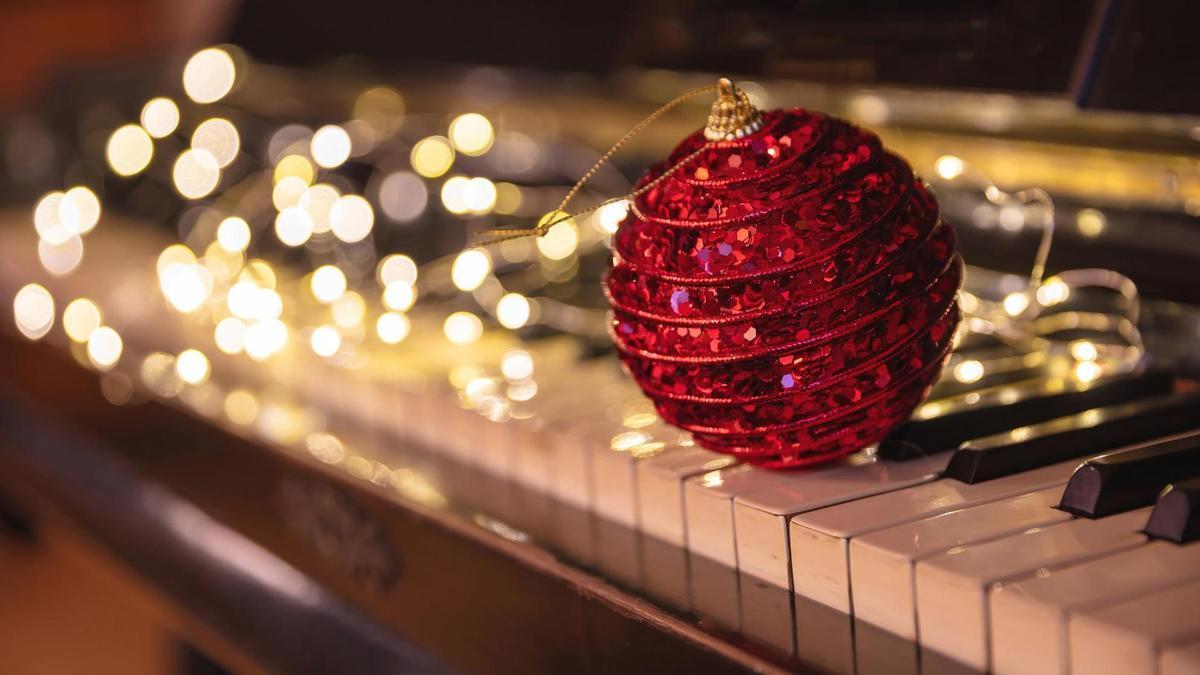 Un piano con decoración navideña.