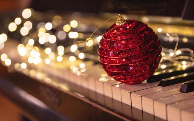 Un piano con decoración navideña.