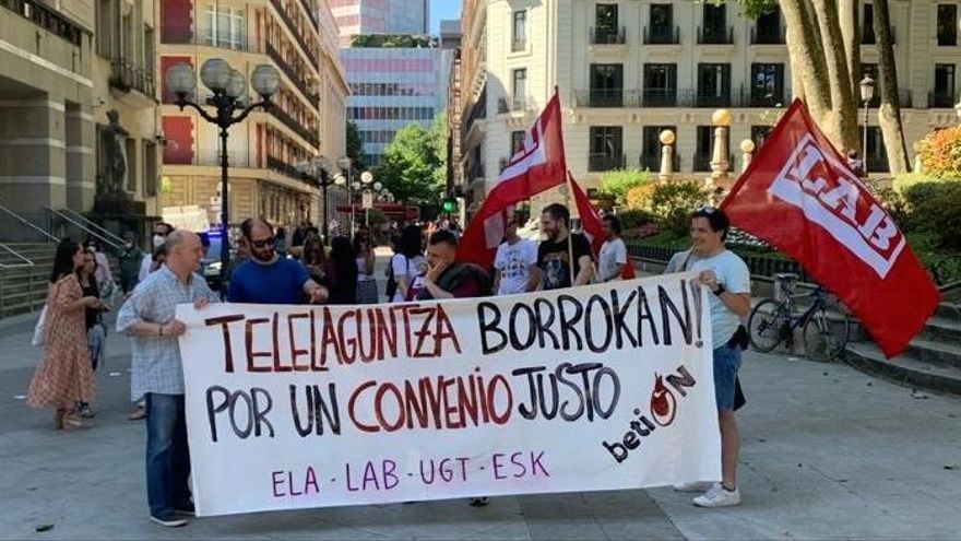 Concentración de trabajadores de teleasistencia frente a la sede del PNV en Bilbao.