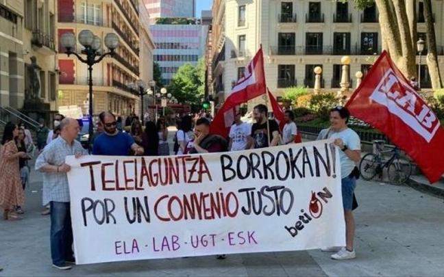 Concentración de trabajadores de teleasistencia frente a la sede del PNV en Bilbao. Concentración de trabajadores de teleasistencia frente a la sede del PNV en Bilbao.