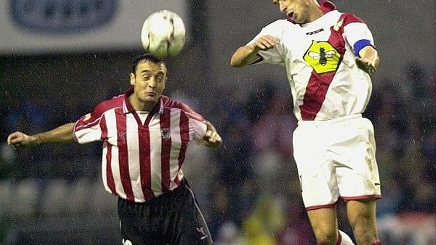 Jon Pérez, 'Bolo', disputa un balón aéreo con Mari Lacruz en un partido en San Mamés.