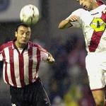Jon Pérez, 'Bolo', disputa un balón aéreo con Mari Lacruz en un partido en San Mamés. Jon Pérez, 'Bolo', disputa un balón aéreo con Mari Lacruz en un partido en San Mamés.