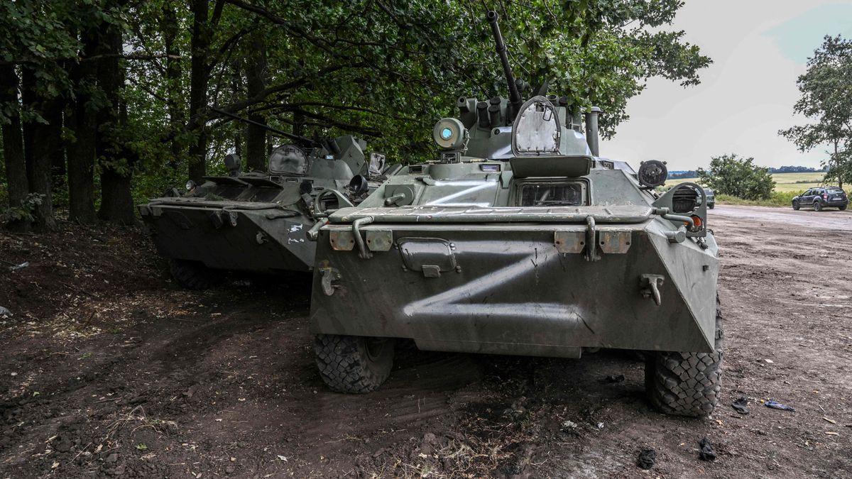 Dos tanques rusos abandonados en la región de Járkov.