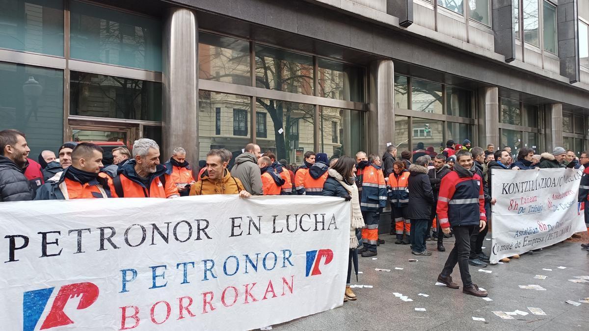 Trabajadores denuncian ante Inspección de Trabajo las horas extras en Petronor